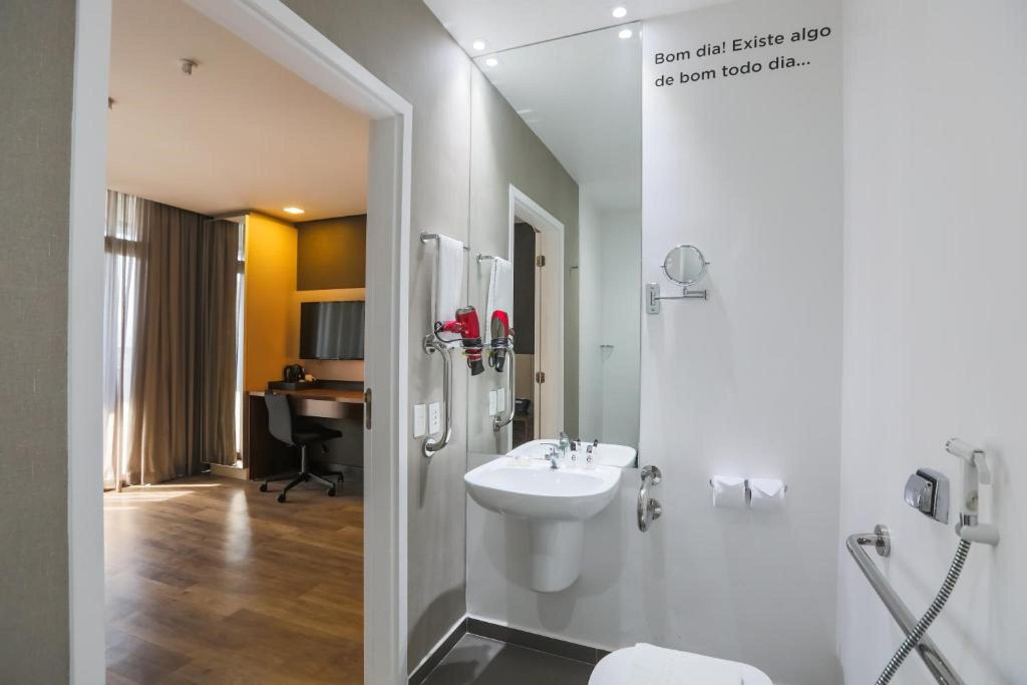 Ramada Hotel & Suites אוססקו מראה חיצוני תמונה